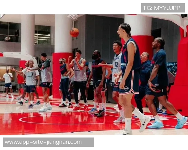 小卡称赞训练营表现出色年轻球员防守沟通能力显著提升