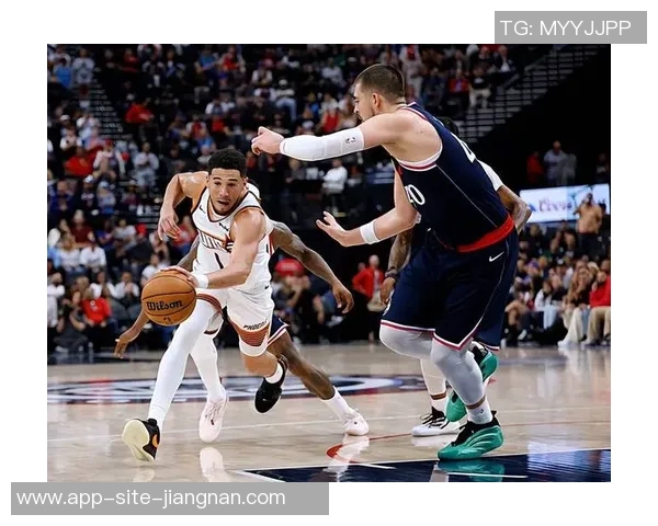 布克上半场表现出色14分9助攻展现控卫风范引领球队进攻