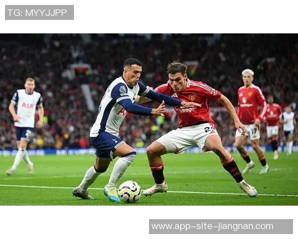 曼联今夏急需引进两名高水平中场以弥补乌加特的防守漏洞